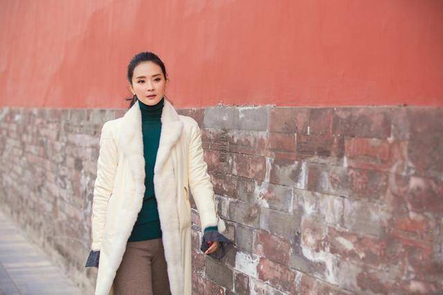 设计|王艳罕见携子上综艺，47岁扎马尾像女团，15岁儿子颜值大变样