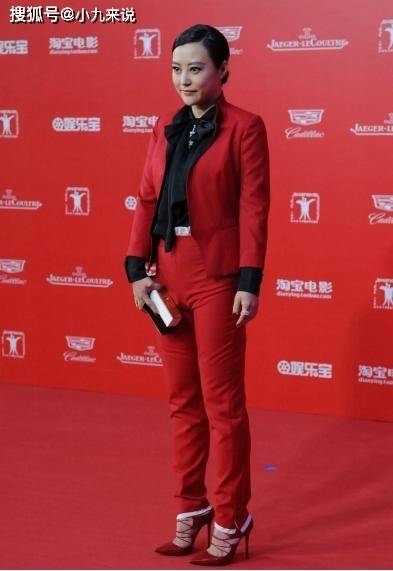 样式|郝蕾长相身材没咋变，套装穿出“老板”模样，打招呼挺有“派头”