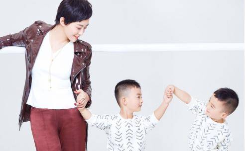 郝蕾|郝蕾气质高级，老气镜面皮衣穿着也不显土，状态好得不像40+