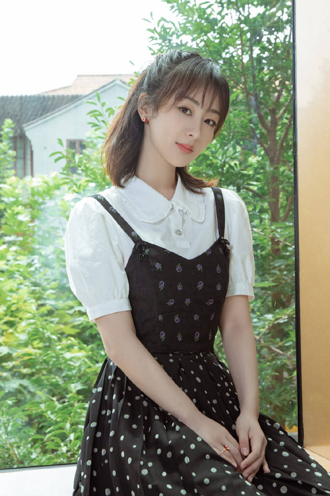 建议|杨紫衬衫叠穿吊带衫太甜美，配上短发更显清丽脱俗，邻家感真抢镜