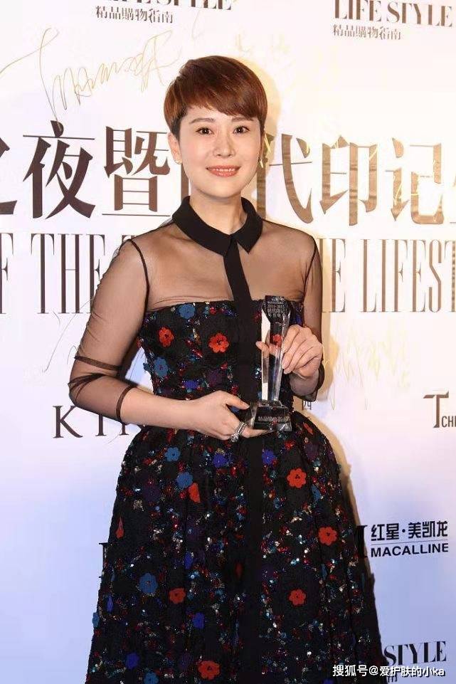 海清|海清难得放开一次，身穿薄纱裙更显气质，手臂肉肉却暴露真实年龄