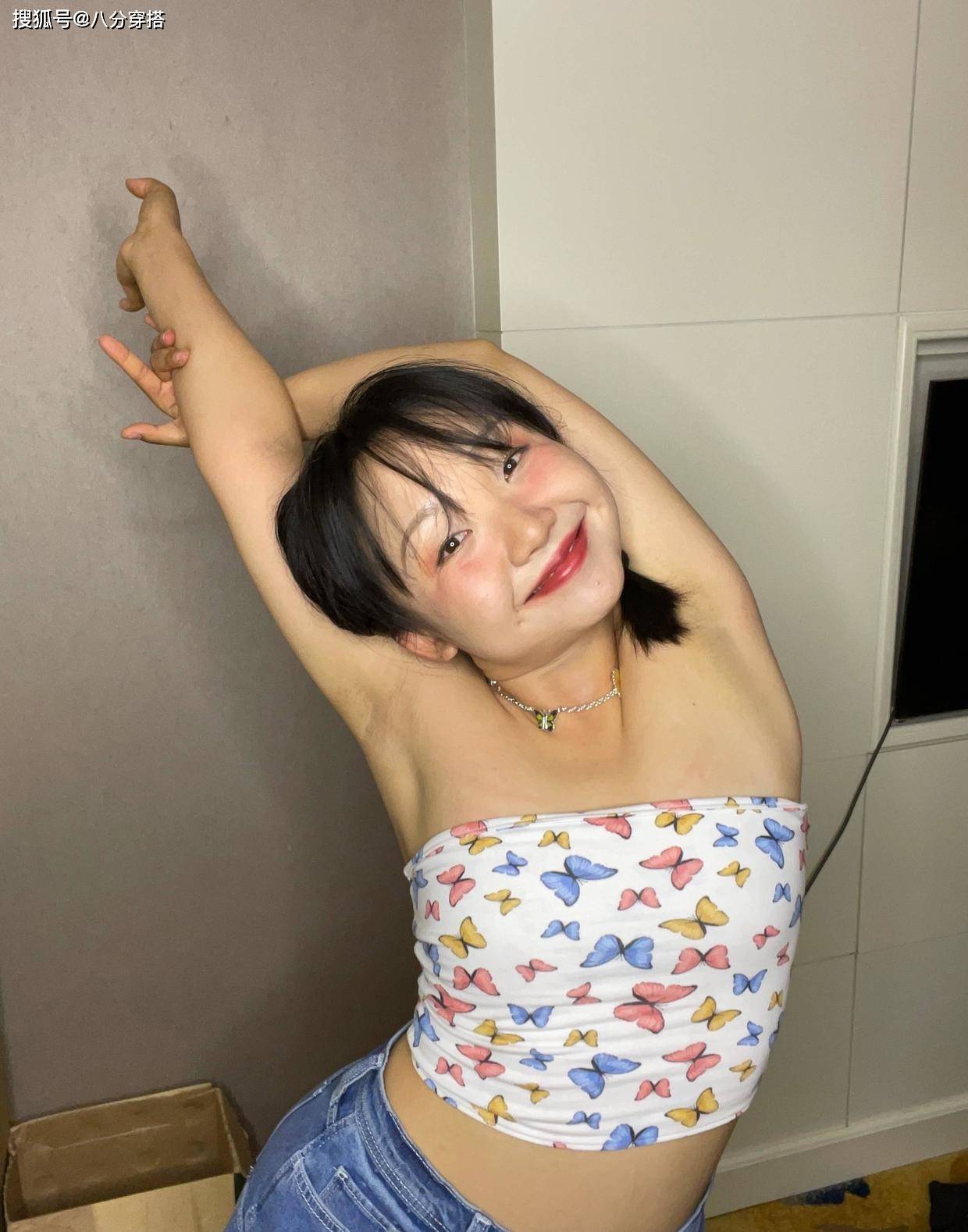 设计|辣目洋子穿出“微胖美精髓”，穿牛仔外套配黑色内衬，怪洋气的