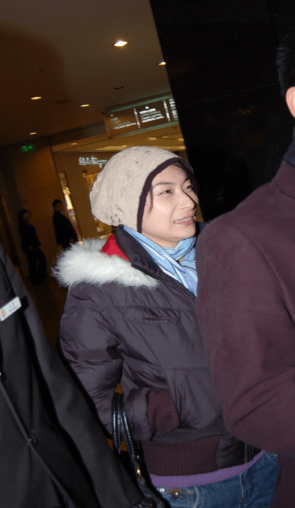 黑色|郭晶晶不愧是豪门阔太，穿身显胖羽绒服，气质依旧和普通人不一样