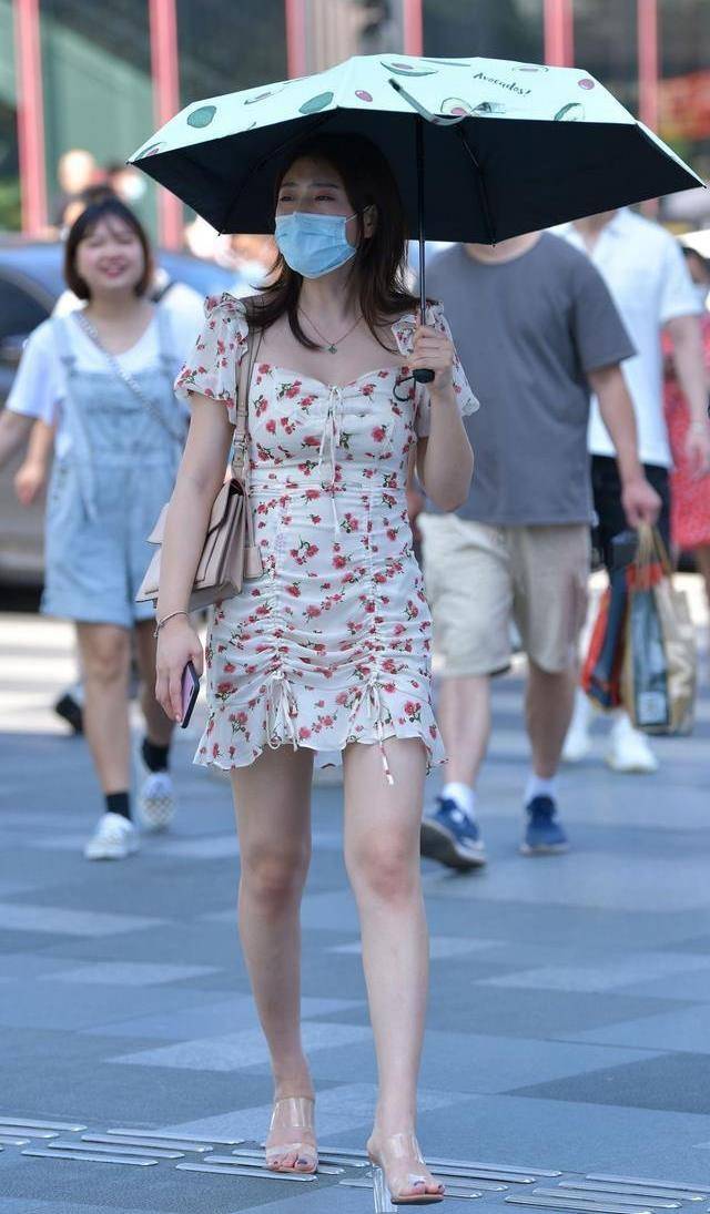间接|配上小白鞋和小白帽，表现出女性的新鲜感,妹妹看起来更漂亮了