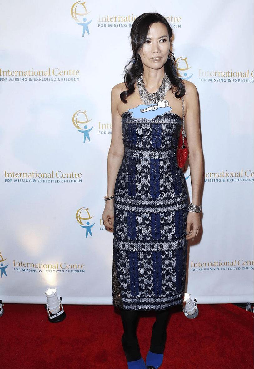 东方|邓文迪满身东方魅力，穿蓝色抹胸裙，戴串奢华项链真有阔太气质