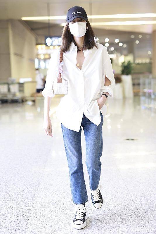 时尚|又被刘雯惊艳到了,穿白衬衫配牛仔裤洋气减龄,真不愧是超模