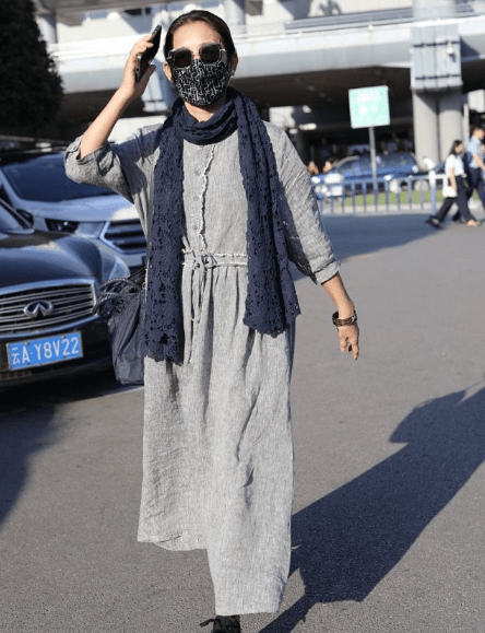 松紧|倪萍减重后变时髦，一袭亚麻灰裙配帆布包，慵懒姿态不输年轻人