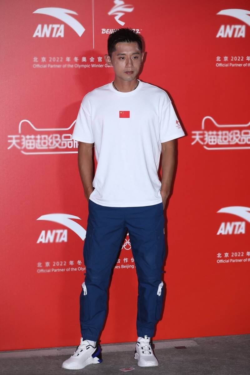 时尚|张继科时尚感真好，“机场秀”变身潮男，运动风这样穿活力十足