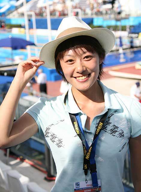 在一场比赛解说完后,张萌萌以为话筒已经关了,随口说了一句"(选手)没