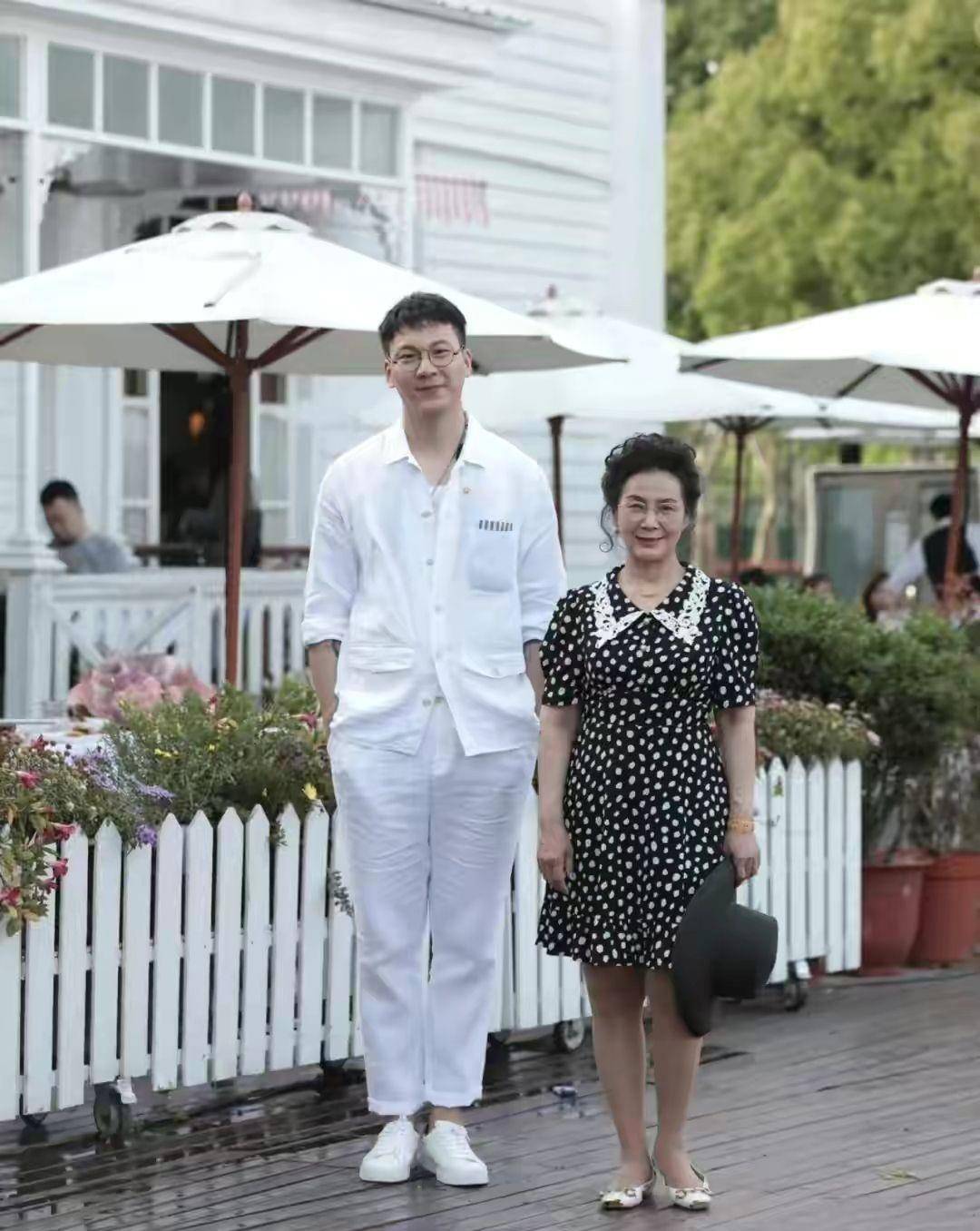 黑色|这才是60岁后该有的打扮，穿搭减龄又不装嫩，简约优雅很有女人味