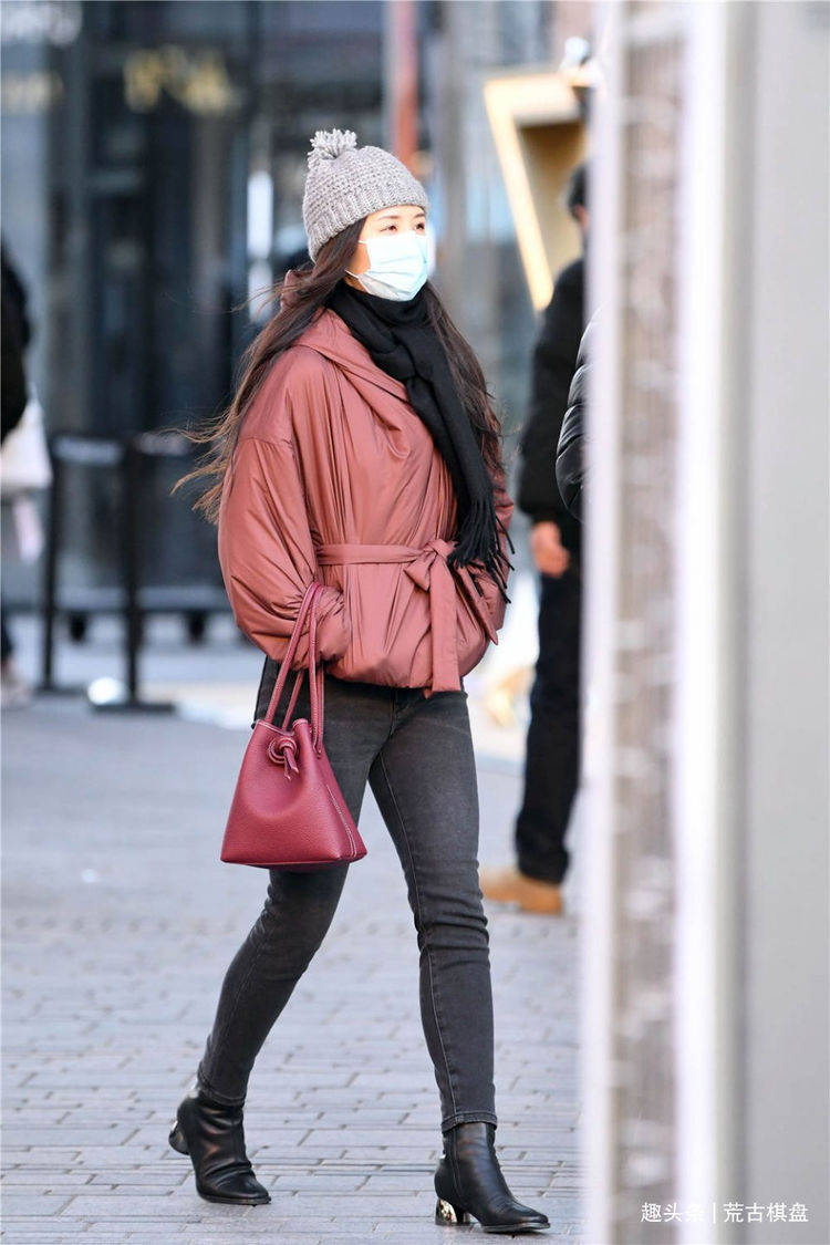 个性|修身牛仔裤可以搭配长靴，也可以搭配短靴，更好衬托自信