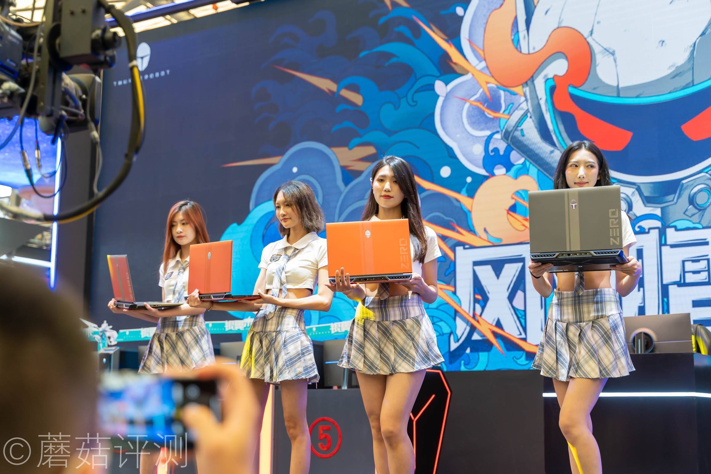 原创今年又有啥好玩的蘑菇带你逛chinajoy2021硬件游戏车和漂亮的小姐