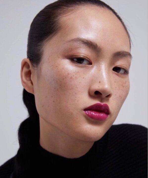 面孔|雀斑模特招热议?变性模特受追捧?到底是谁在为美划定界限?