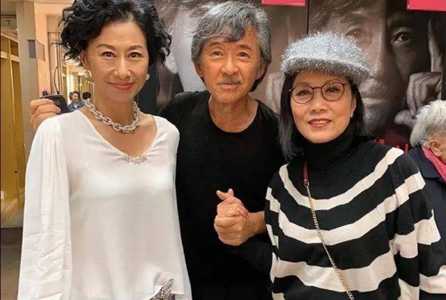 显得|在街头拍到叶倩文，不修图就是奶奶样子，身材干瘦脖颈满是皱纹！