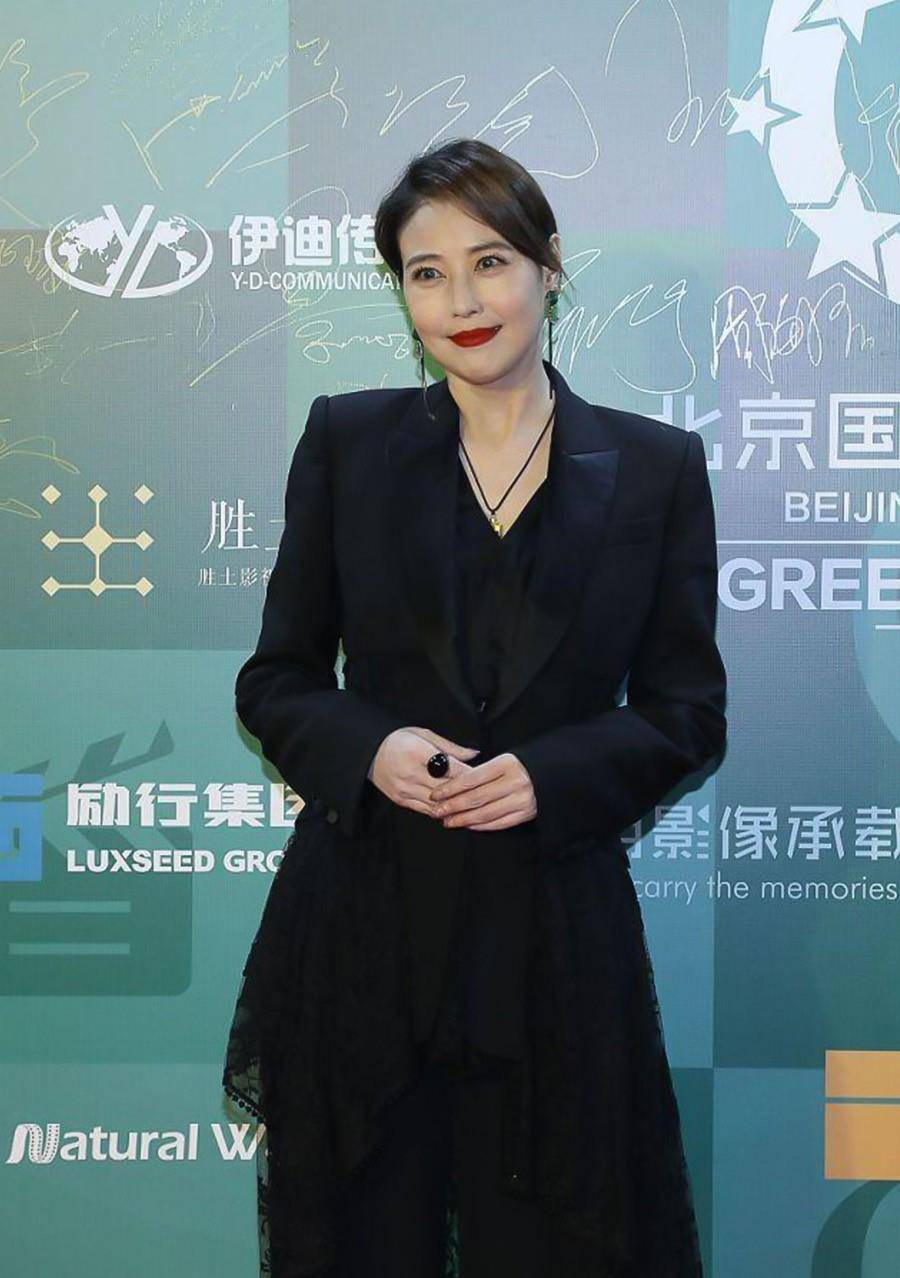 设计|53岁周海媚参加活动，穿西装在腰上加黑纱，竟显出蚂蚁腰！太会穿