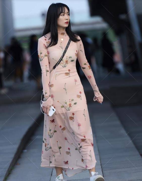 身材|小白鞋搭配修身碎花裙，优雅时尚，满满的青春少女感