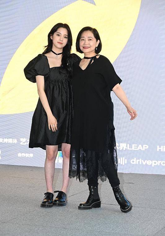 黑色|欧阳娜娜妈妈罕见和女儿同框，59岁还有玉女感，肌肤比女儿更白皙