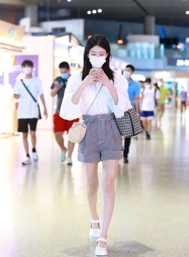 魅力|乔欣真是个心机girl,走机场只是选对裤子,分分钟变身腿精