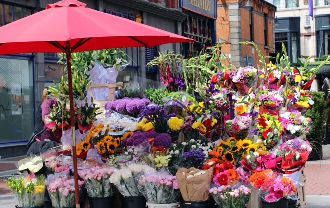 家长让孩子沿街卖花,专挑年轻情侣抱大腿,网友:比我会赚钱