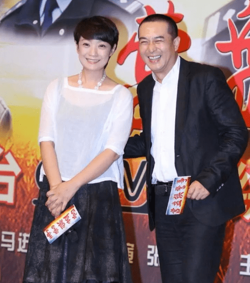 设计|张嘉译携老婆亮相，52岁穿极简黑白美得优雅大气，两人看着真登对