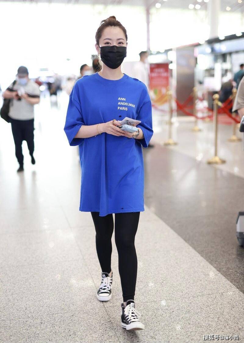 女神|白冰真是“妈系女神”代表,穿蓝T恤配打底裤超减龄,不像80后