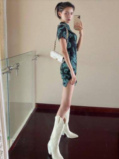 张予曦|张予曦出席国外活动，一身旗袍搭配红唇太贵气了，老外都抢着合影