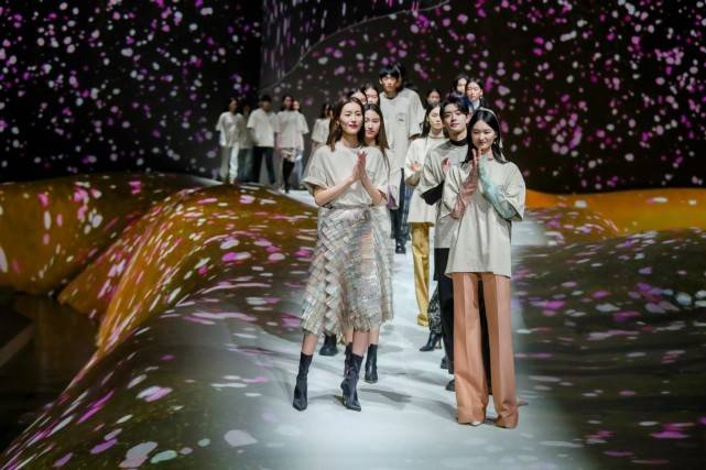 任达华|任达华女儿正式出道！和刘雯走秀摆臭脸，颜值一般穿国货却超美