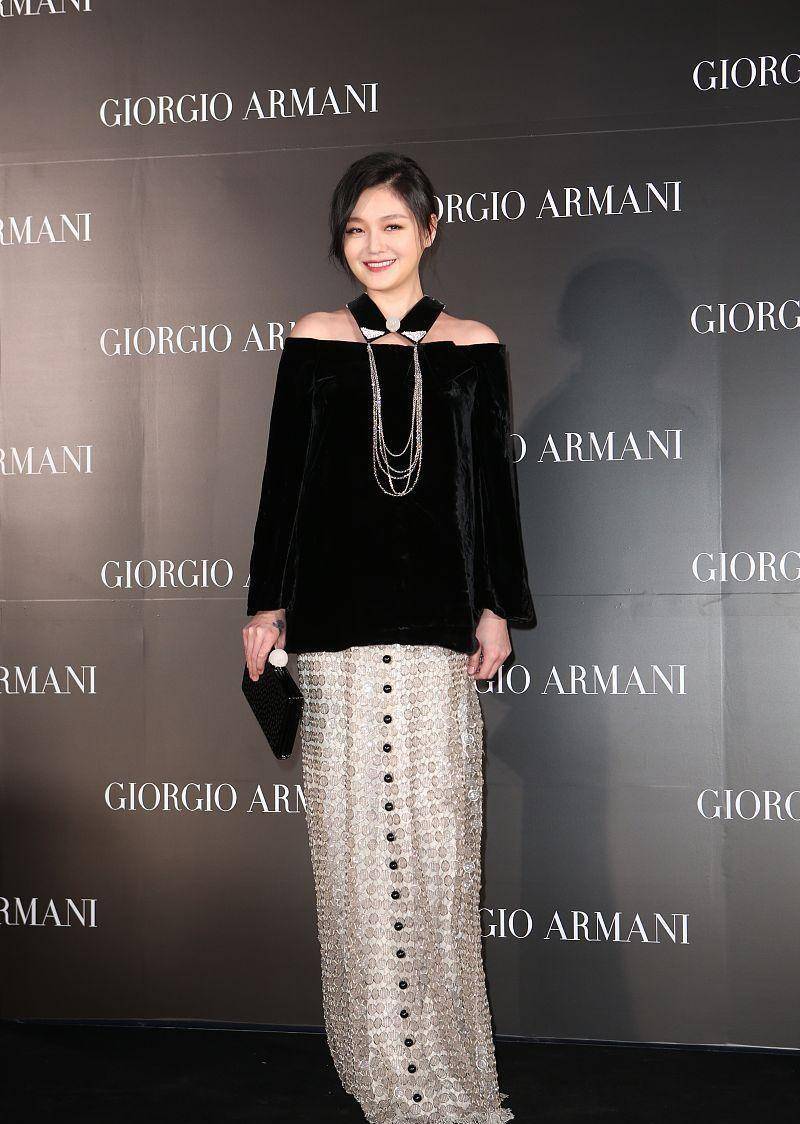 身材|大S的身材越来越好了,穿开叉裙秀大长腿,修长笔直还有肉