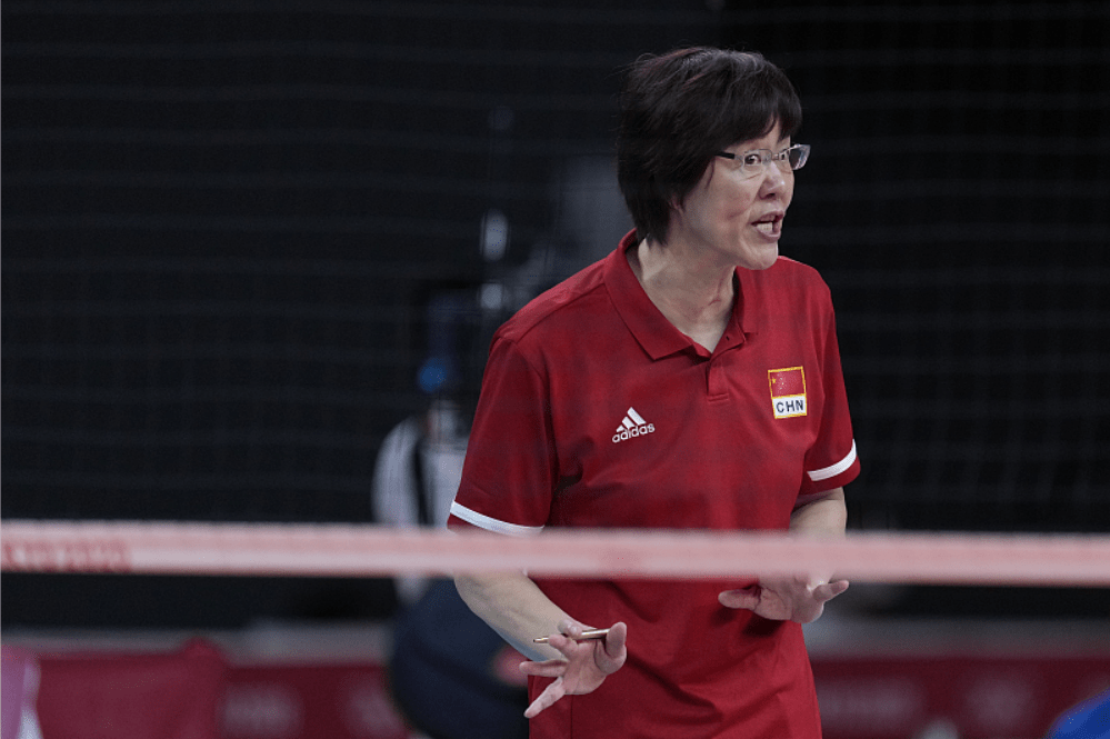 郎平|郎平即使满脸皱纹也有气质，把运动装穿出霸气感，眼神凌厉有气场