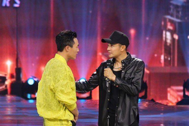 色调|男人穿黑色真有气质，印小天一身黑也帅气，没被旁边的杜淳比下去