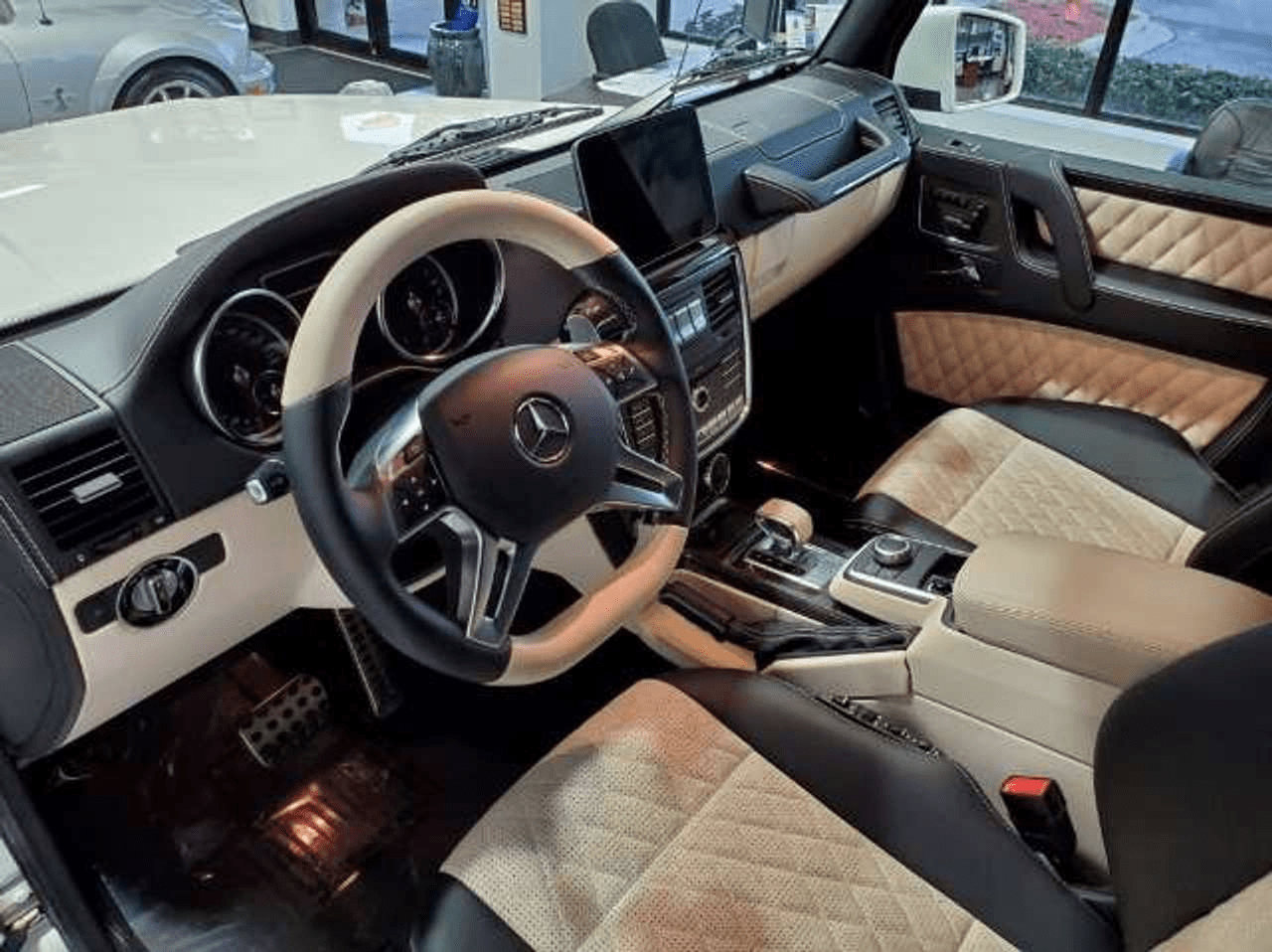 内饰上,座椅基本上就是把迈巴赫s级(参数|图片)的体验,驾驶室以及中控