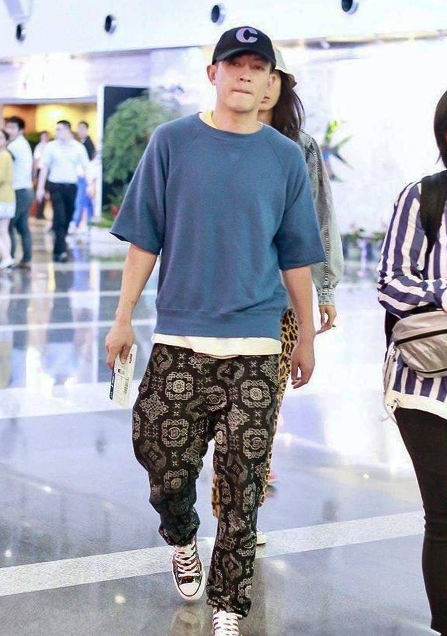 亮度|陈冠希走机场不体贴，老婆脸色蜡黄无表情，陈冠希大步走也不回头