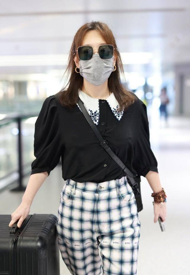 形象|薛佳凝真么大岁数，仍然不服老，出门穿的比小姑娘还嫩，还挺美的