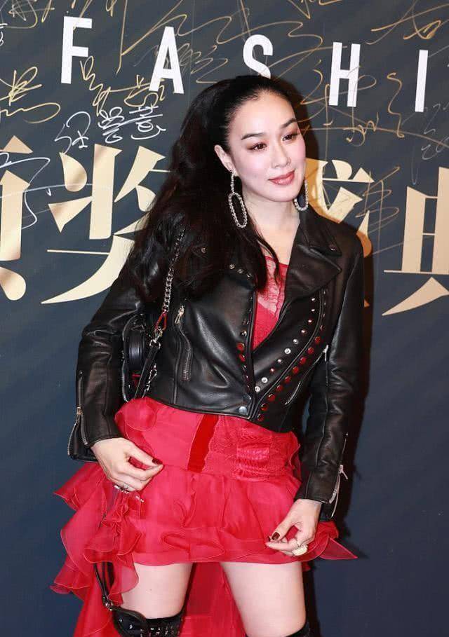 黑色|钟丽缇对自己真狠！49岁居然偏爱“紧身小码”，勒出的身材服了