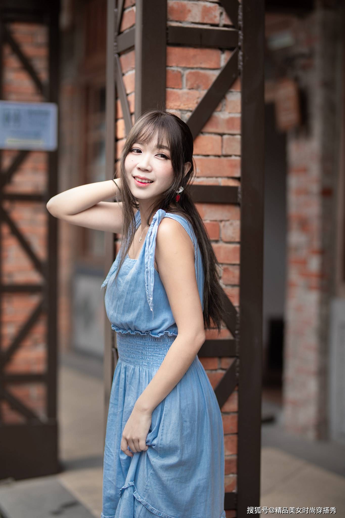 线条美|浅蓝色的牛仔无袖连衣裙,搭配一双个性时尚的凉鞋,简约优雅