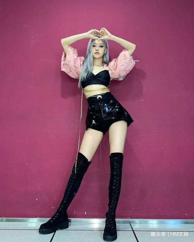 朴彩英|BLACKPINK的朴彩英多次穿着高筒靴展示她修长的双腿 让人羡慕不已