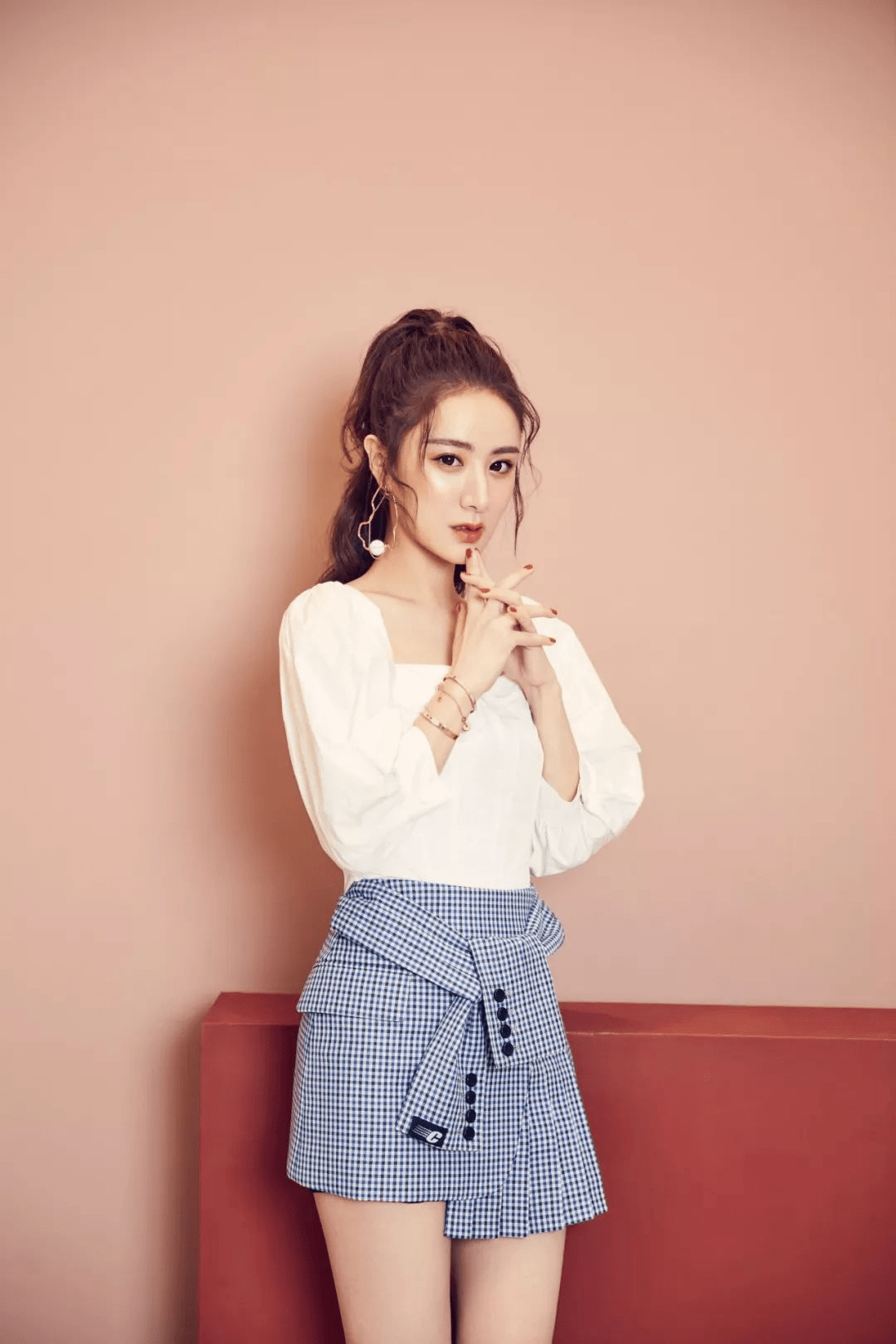 身材|薇娅真不愧是带货女王，身穿衬衫搭配高腰短裤，细腰长腿抢眼抢镜