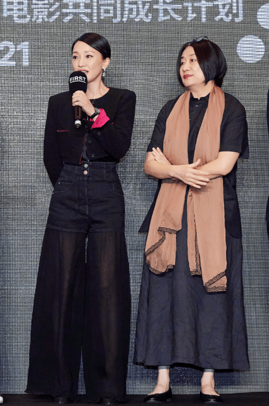 一身|周迅这高级感真让人服气,穿牛仔短裤下面拼薄纱,意外灵动又优雅