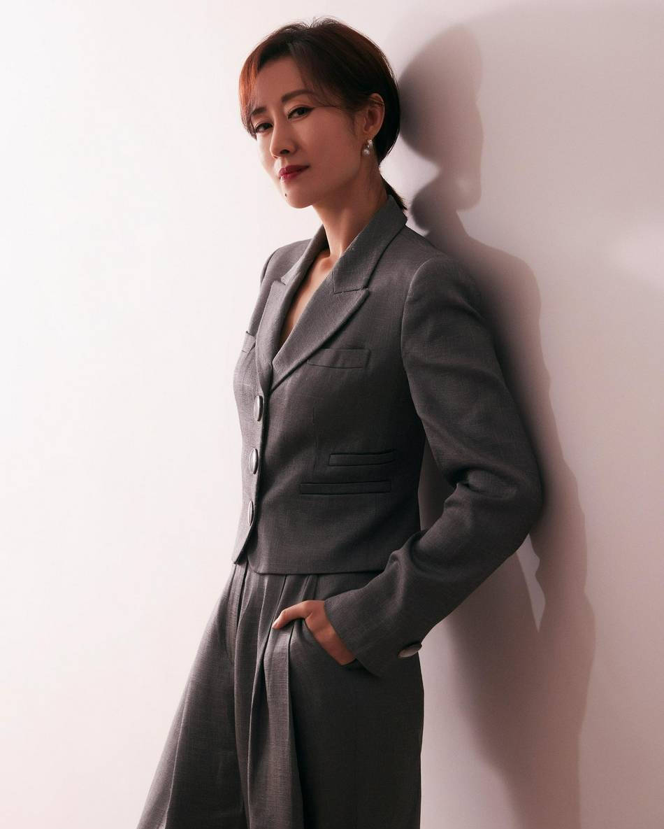 刘敏涛着灰色质感西装状态好 眉眼灵动女人味十足