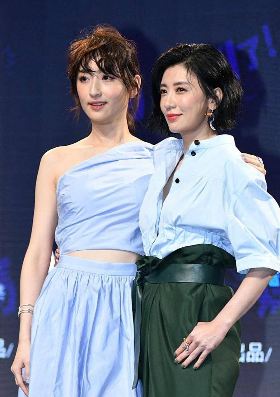活动|45岁贾静雯穿衬衫出席活动，无奈未修图膀大腰圆，女神中年发福了