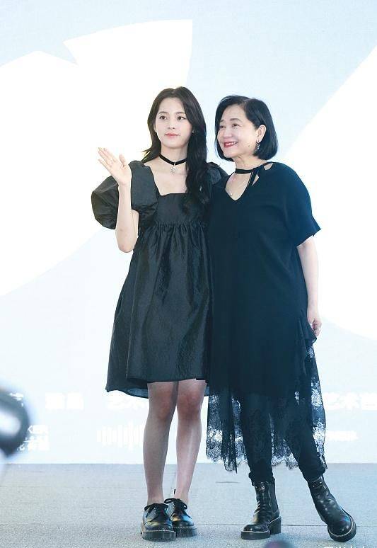 黑色|欧阳娜娜妈妈罕见和女儿同框，59岁还有玉女感，肌肤比女儿更白皙