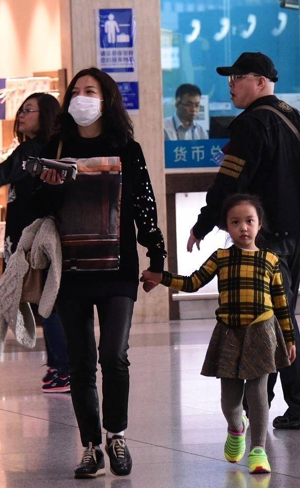 进行|赵薇素颜和普通人没啥两样，发型凌乱很真实，但女儿的颜值真挺高