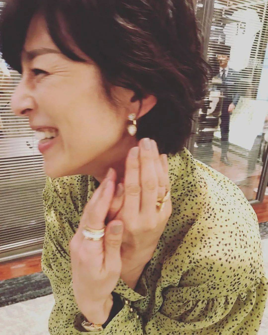 气质|这才是岁月静好的迷人气质！54岁铃木保奈美离婚后更美了，无性别穿搭有别以往