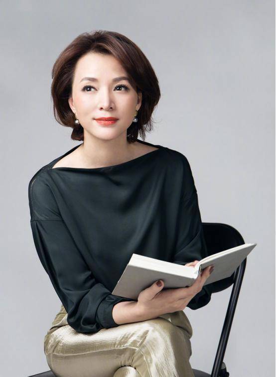 设计|著名主持人董卿真会穿，一袭黑色修身连衣裙知性温婉，干练利落