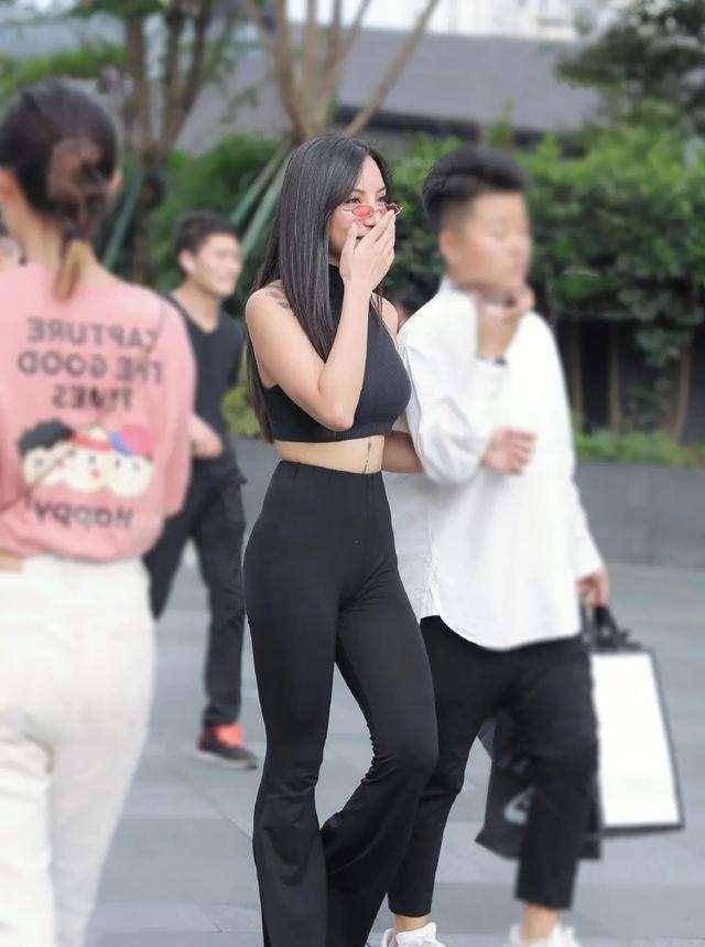 都能|“胯大肩宽”的女人,今夏流行“打底裤”,时髦修身游刃有余!