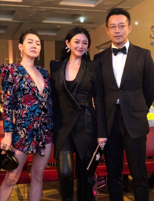 黑色|大S好有自信！穿黑色垫肩西装搭配皮裤，勒出“萝卜腿”尴尬了