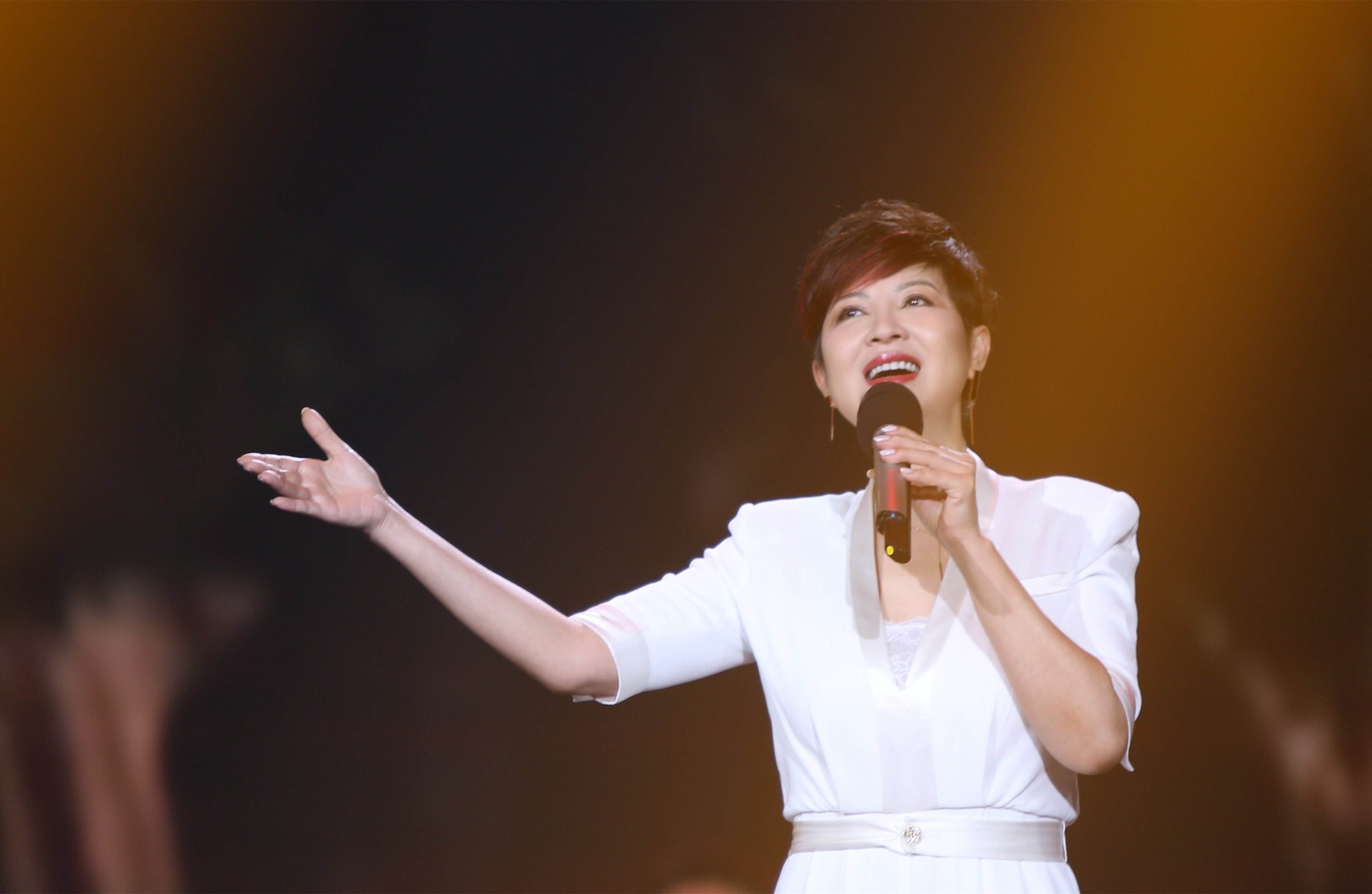 一代歌后杭天琪,曾9次上春晚,被骗财骗色后未再婚