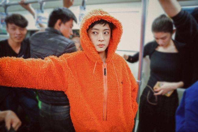 橙色|女明星出门逛超市，穿橙色毛绒外套清新减龄，气色很好很年轻