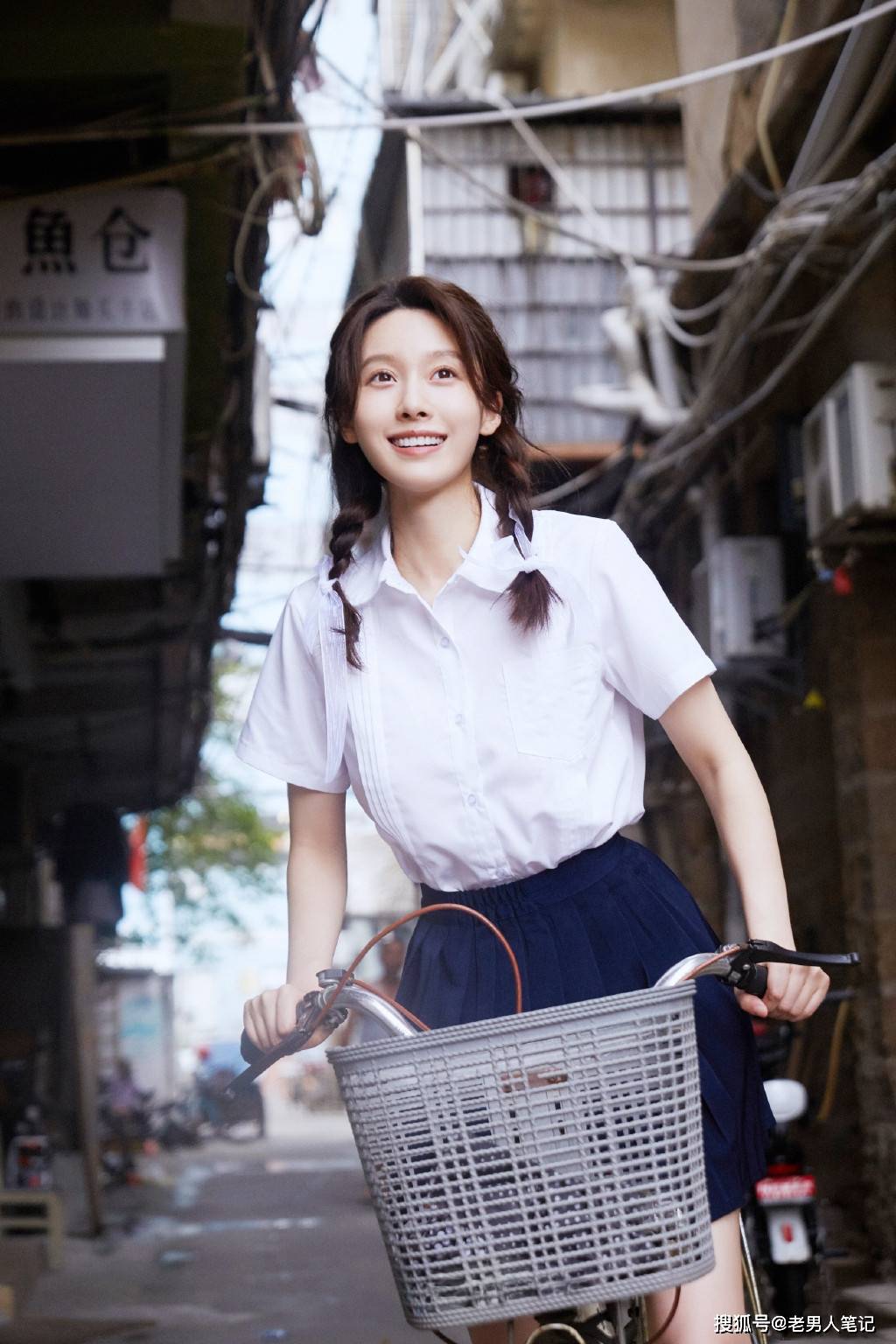 颖宝的"小师妹"与王一博拍过吻戏,穿校服好甜,背后公司好强大_王子璇