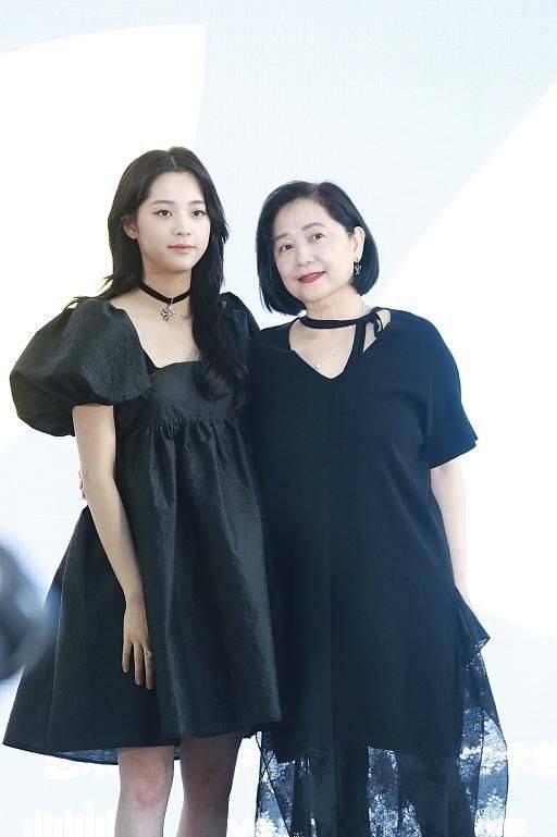 黑色|欧阳娜娜妈妈罕见和女儿同框，59岁还有玉女感，肌肤比女儿更白皙